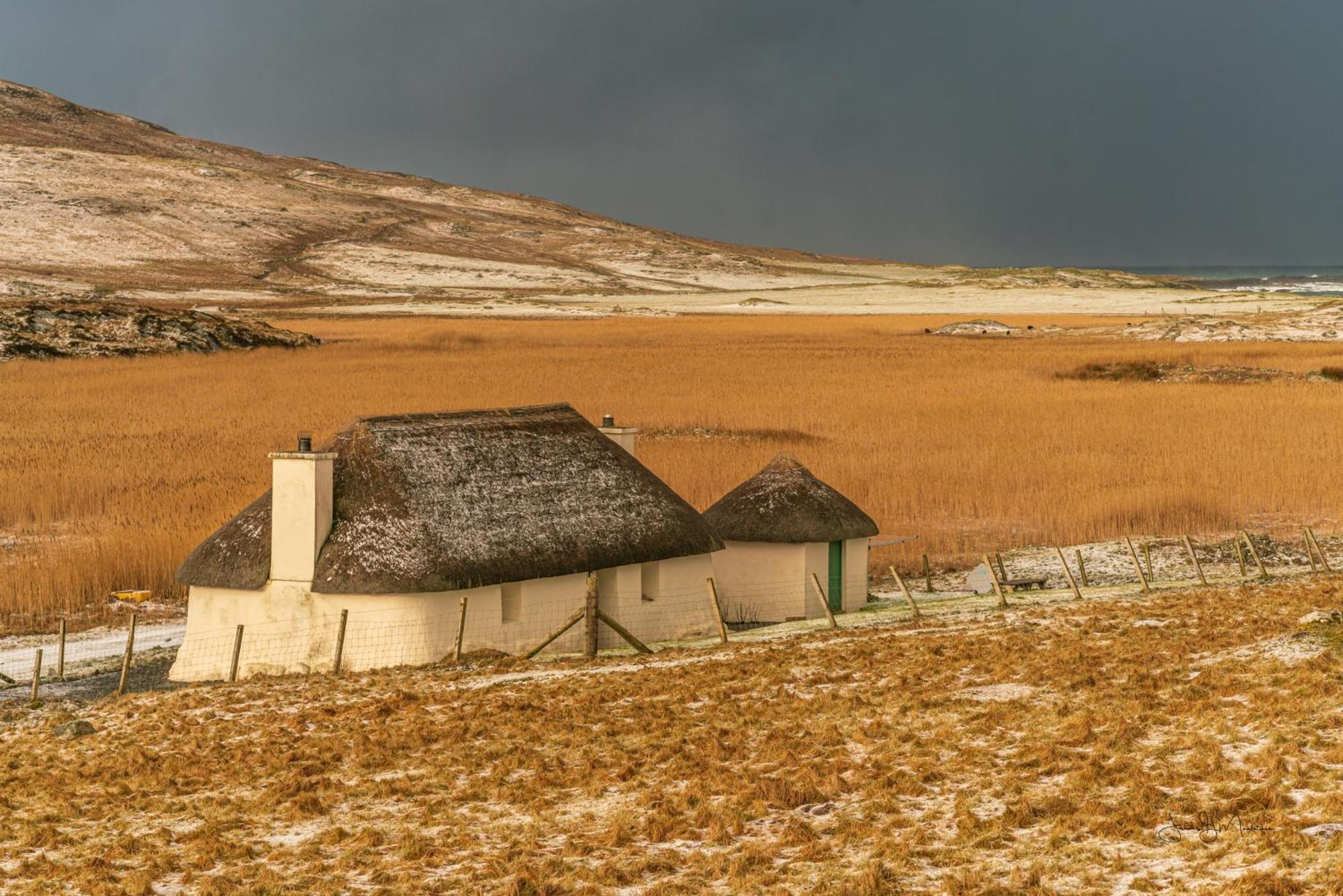 North Uist Lodges Tigharry Экстерьер фото